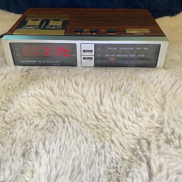 Vintage Lloyd’s AM/FM Dual Alarm Clock Woodgrain - Picture 1 of 12